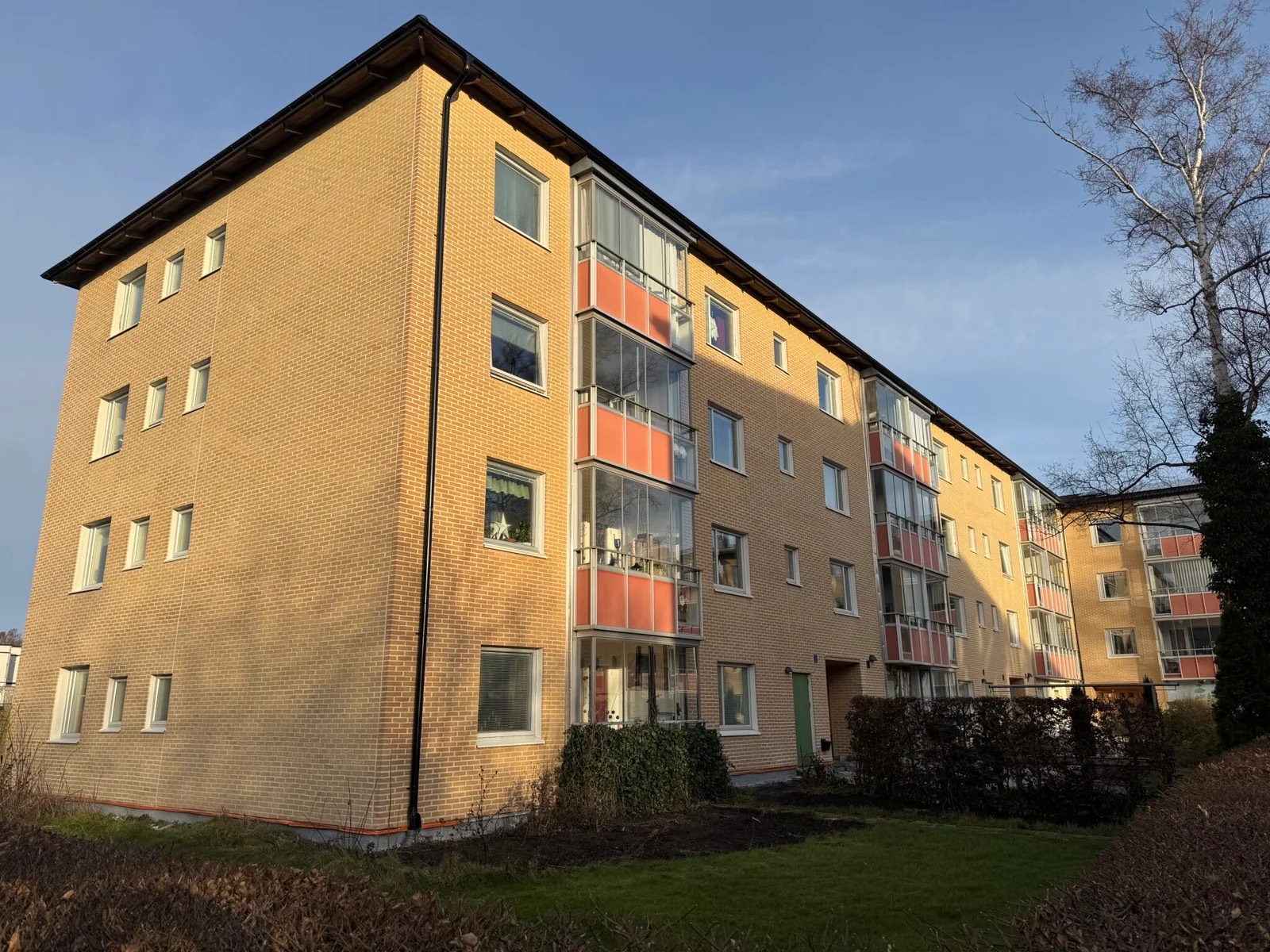 Flerbostadshus i gult tegel i BRF-projektet i Mölndal