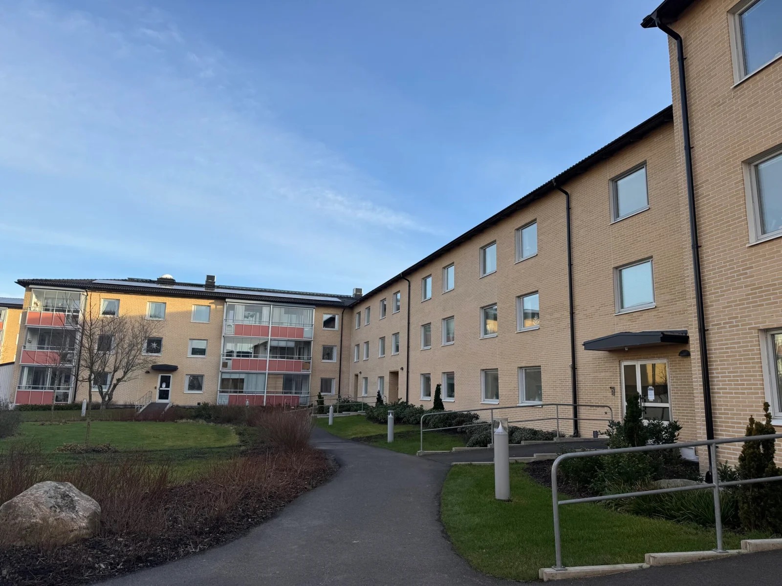 Gula flerbostadshus kring en gård i BRF Mölndal