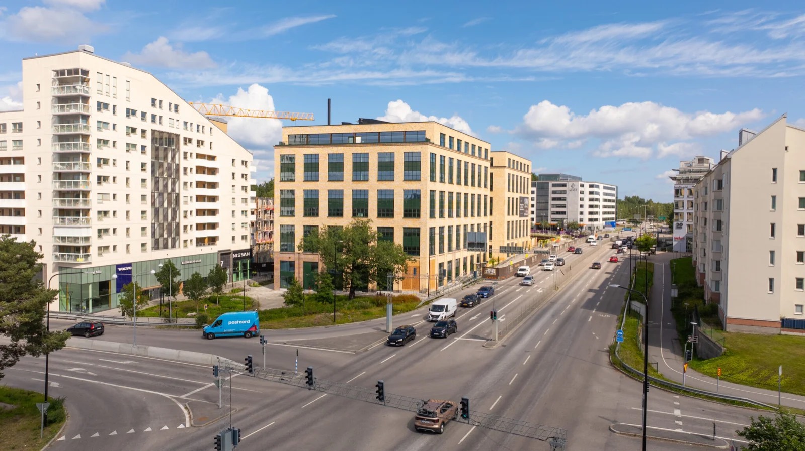Kontorshuset Haga Norra sett från gatan, med en väg i förgrunden