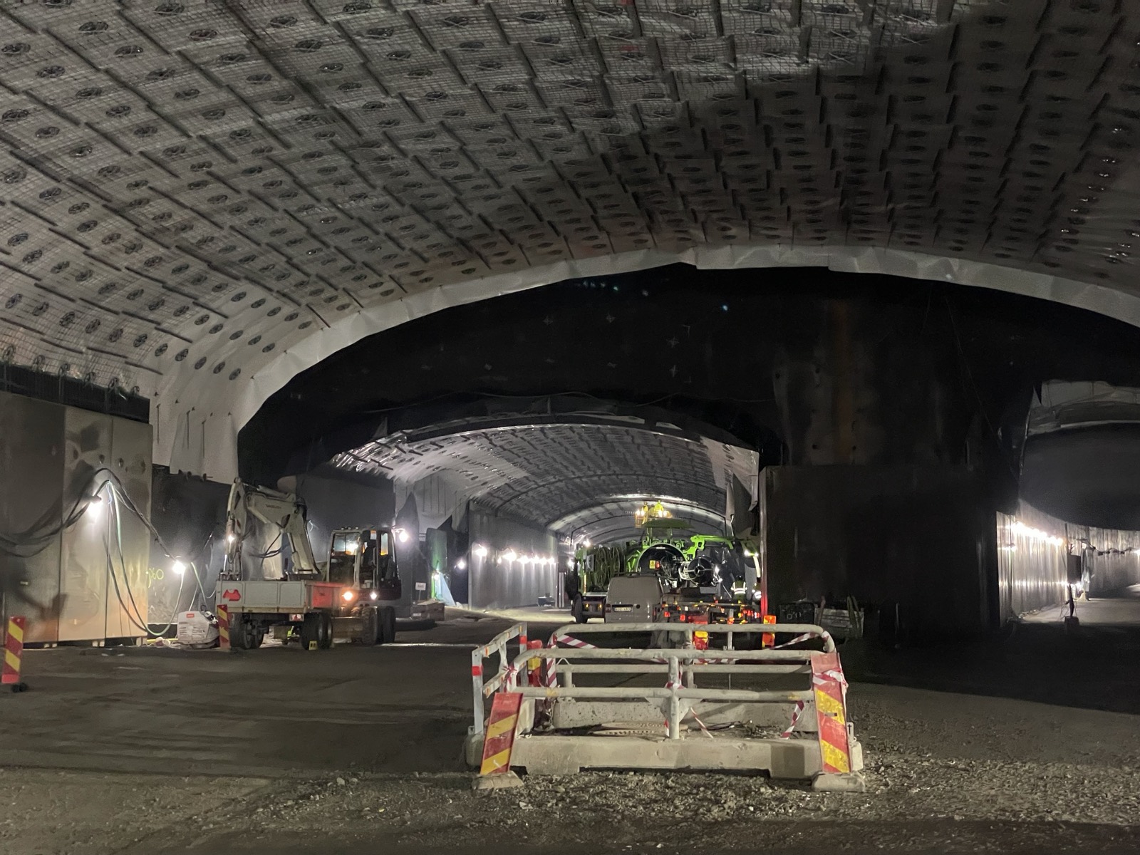 Tunnel under byggtid med inklätt valv, arbetsfordon och avspärrningar