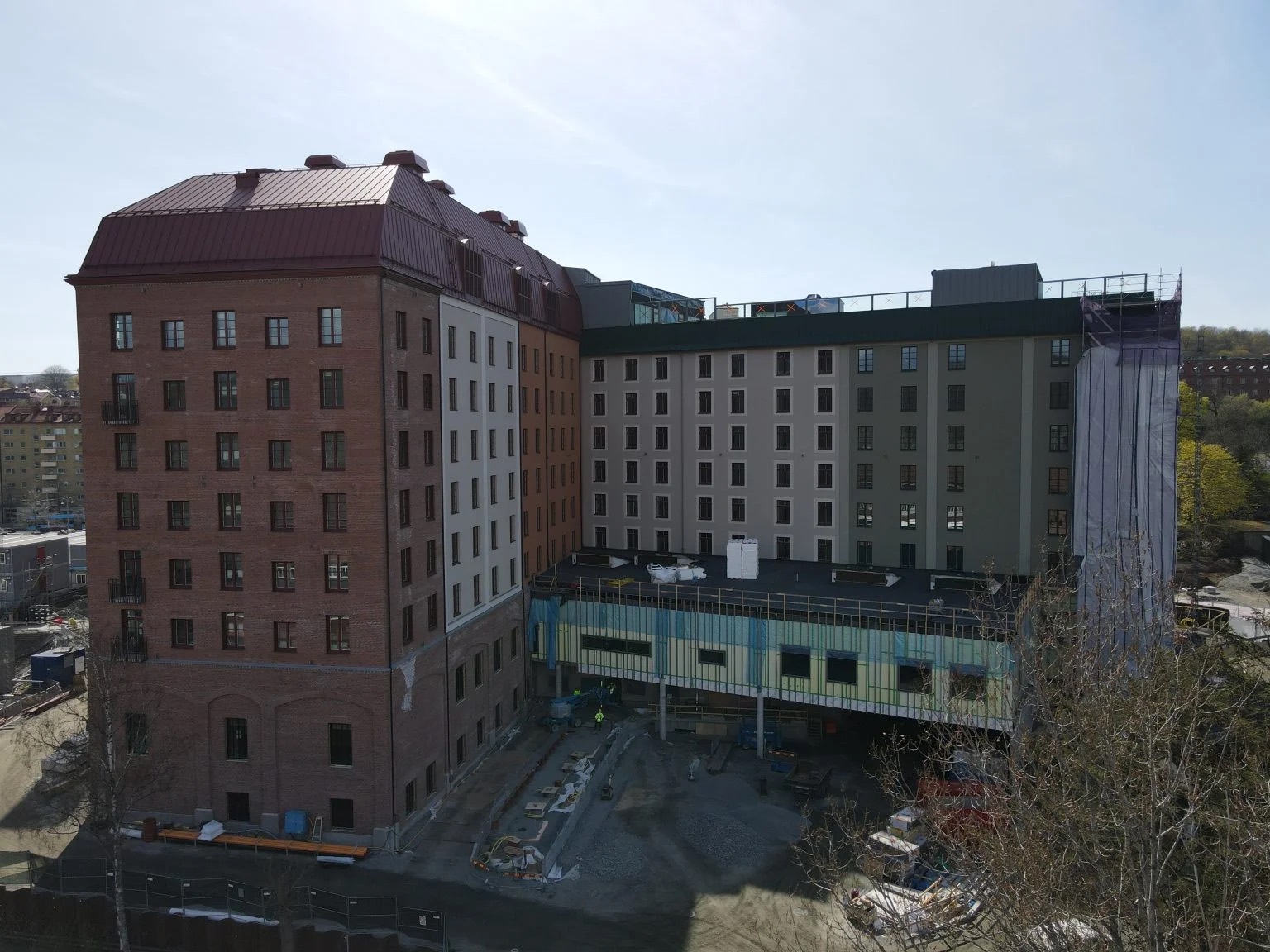 Grand Curiosa Hotel vid Liseberg, fasader i tegel och puts i olika kulörer