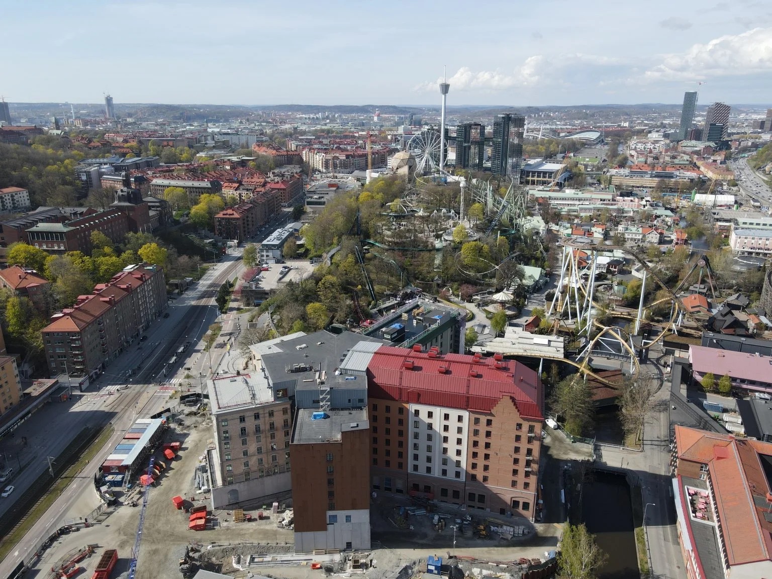 Drönarvy över Grand Curiosa Hotel och Liseberg