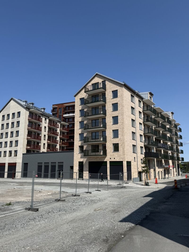 Stationshusen i Märsta, fasad med balkonger