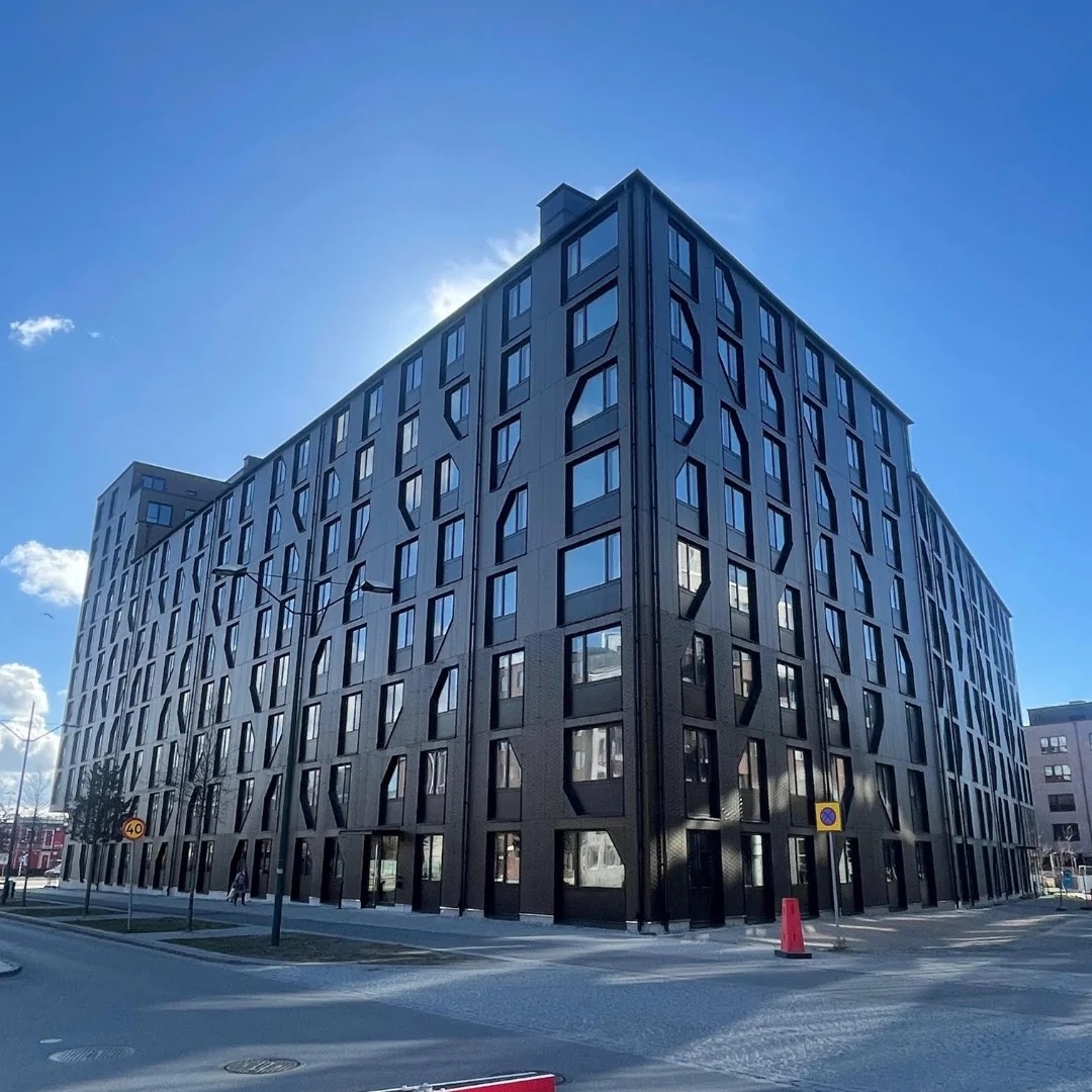 Basecamp i Malmö, mörk skivfasad sedd från hörnet