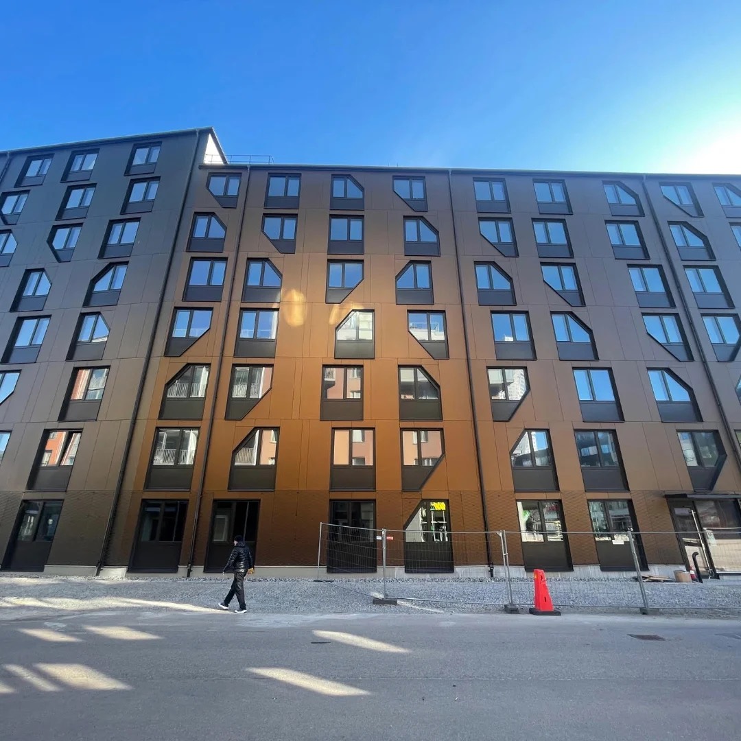Ventilerad skivfasad som skiftar i färg på Basecamp i Malmö